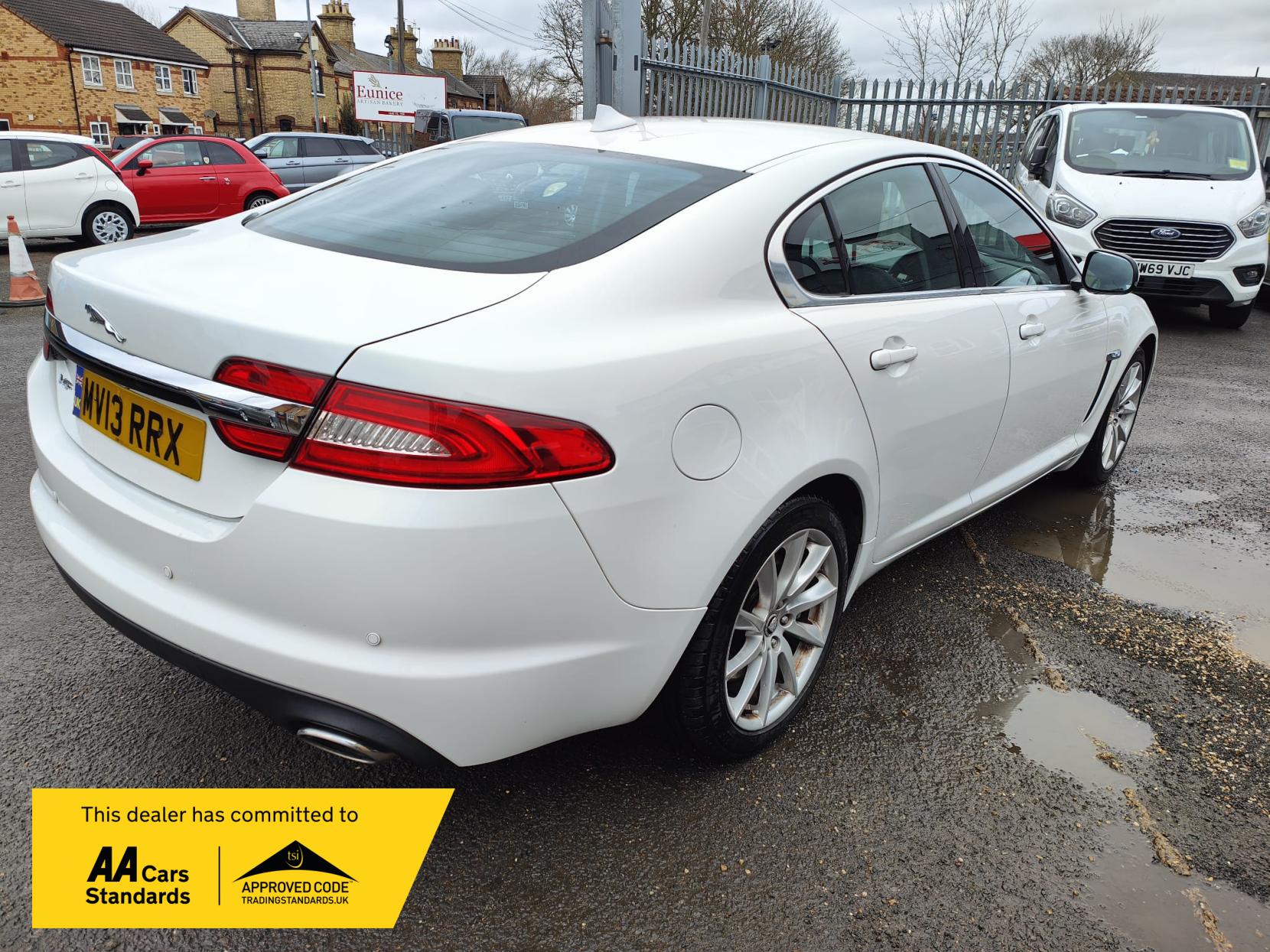 Jaguar XF 2.2d Luxury Saloon 4dr Diesel Auto Euro 5 (s/s) (200 ps)